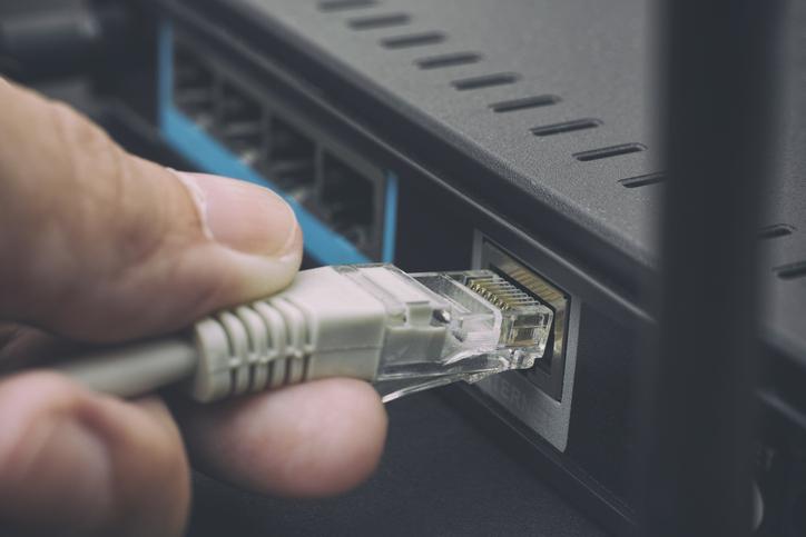 Podłączanie kabla Ethernet do rutera